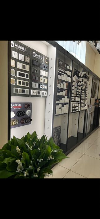 Стеллаж, стол, витрина