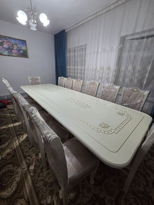 Стол стулья в новом состоянии