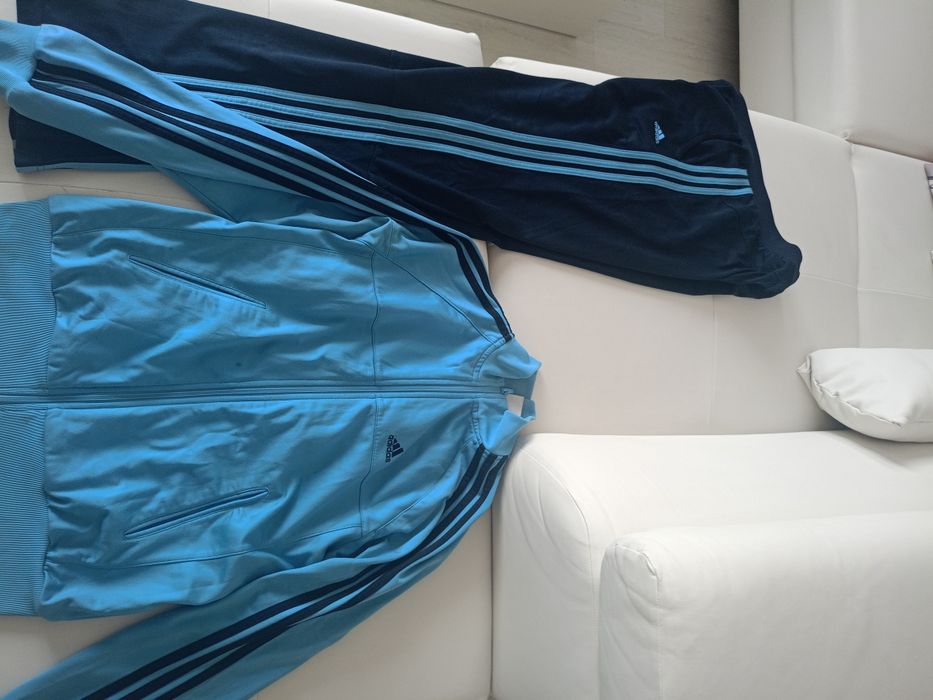 Vând treining damă Adidas produs de calitate superioara mărimea,bluza M, pantalonii XL.