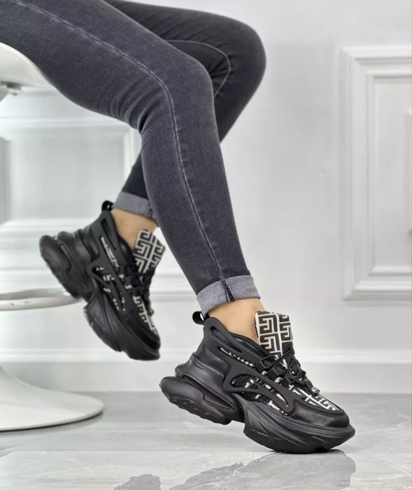 Кроссовки женские