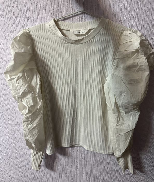 Женская одежда размера M. Подходит для офиса, студенток и школьниц.