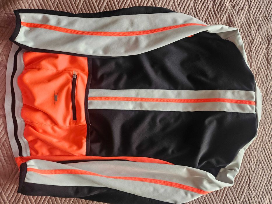 Суичър ветровка от приятна на допир материя