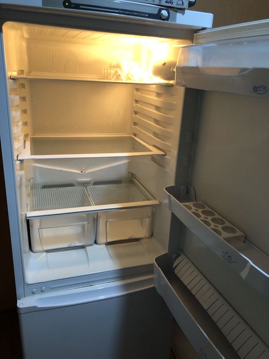 Холодильник с морозильником INDESIT