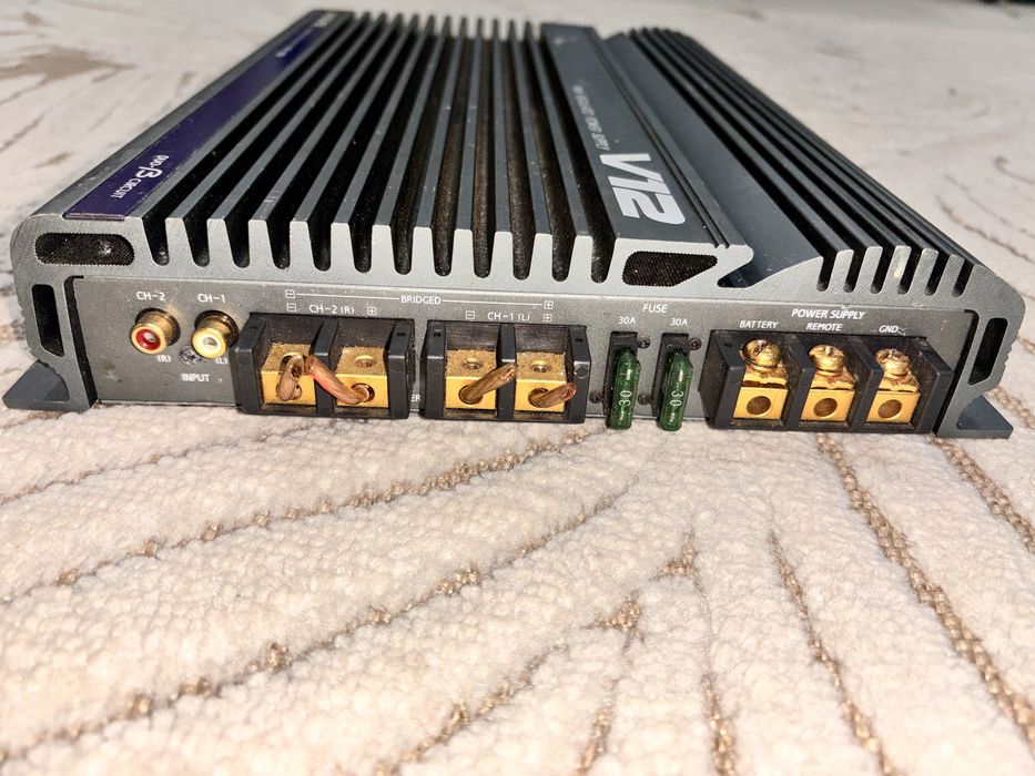 Amplificator auto produs de Alpine, modelul MRV-1000.