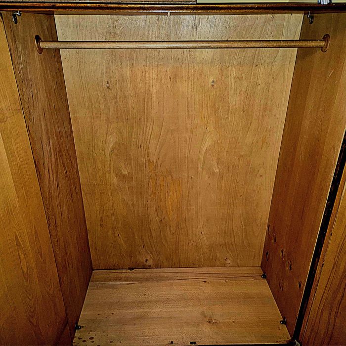 Стар трикрилен гардероб от масив орех