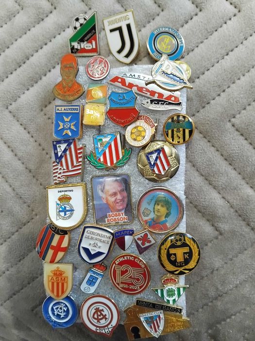 ОРИГИНАЛНИ футбол и значки