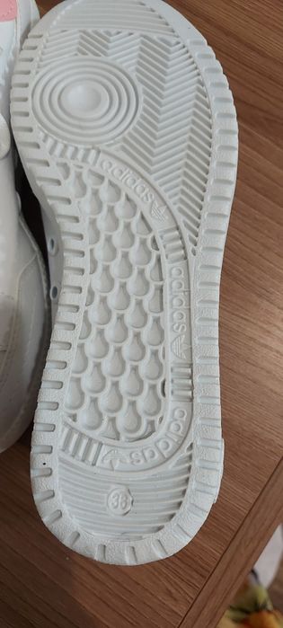 Новые кроссовки. 36 размер