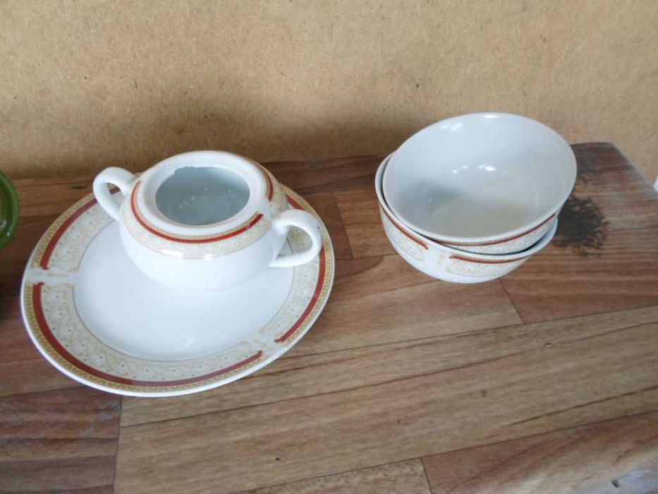 Посуда разная тарелки пиалушки.