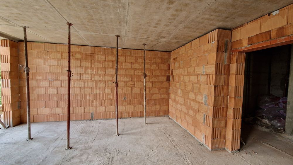 Firma de constructii executam case la rosu