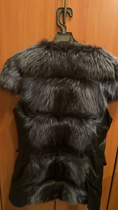 Продам женскую жилетку из меха и кожи