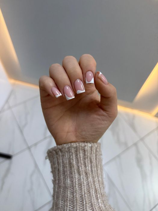 Маникюр в любое время суток.