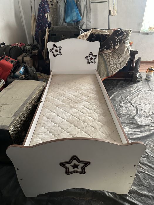 Детская кровать и шкаф