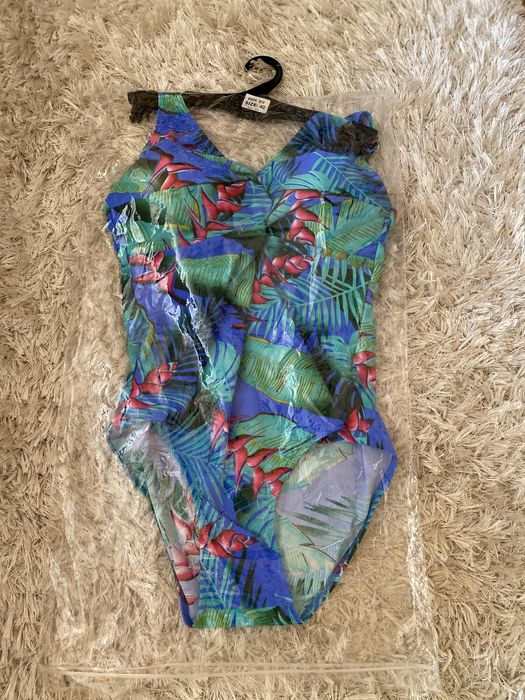 Нов цветен бански