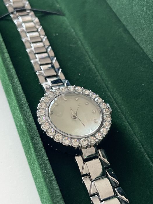 Елегантен дамски часовник с кристалчета