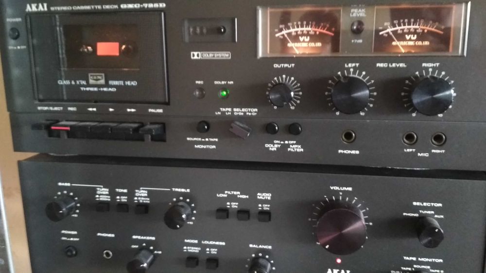 Музикална уредба Akai - усилвател, тунер и триглав дек