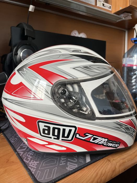 Червено бяла каска на AGU