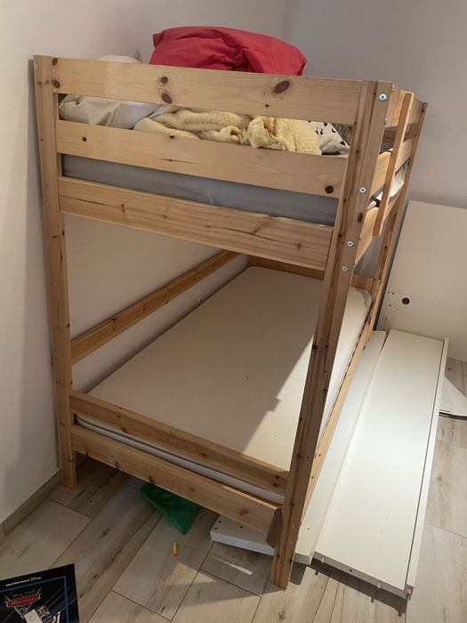 Vand pat supraetajat din lemn Ikea. Cu saltele. In stare perfecta. Ca