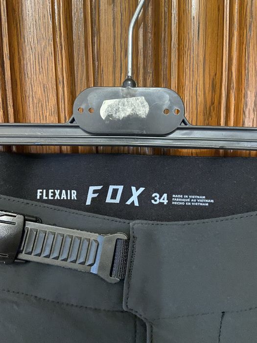 Vând pantalon FOX Flexair 34 Rezervat
