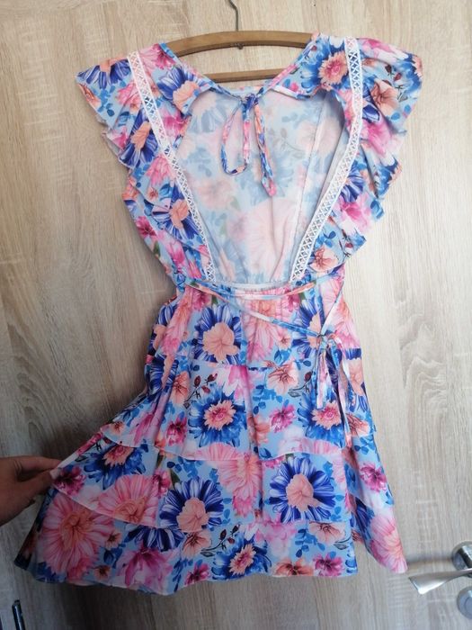 Къса рокля с гол гръб