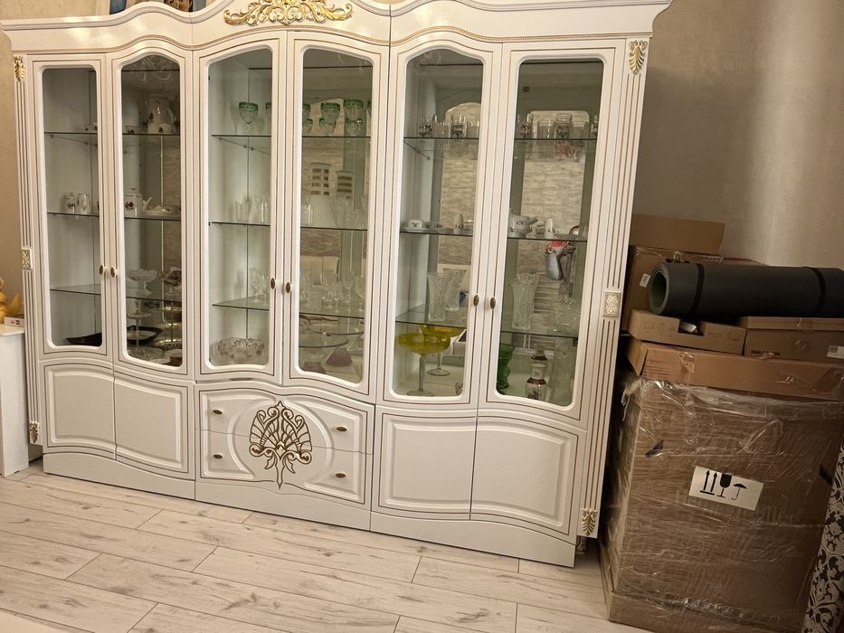 Шкаф витрина белый