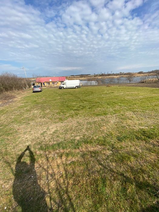 Teren pe malul lacului !!