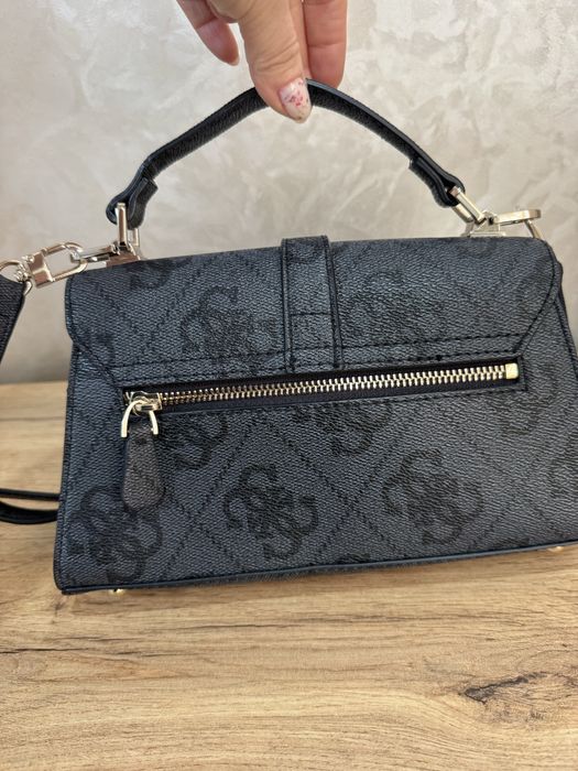 Оригинална чанта Guess.