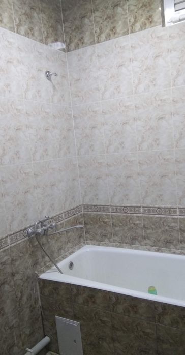 Отделка ванной кафелем. Установка ванны, раковины и унитаза. Сантехник