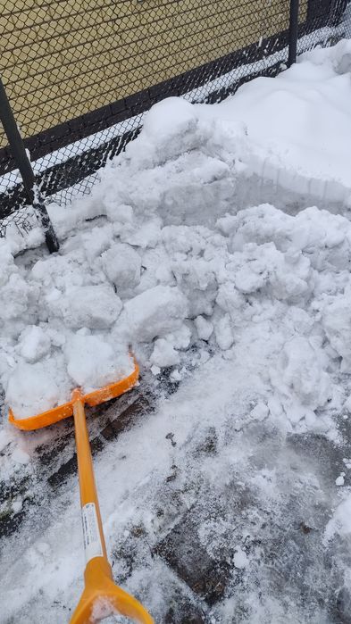 Чищю снег кидаю снег