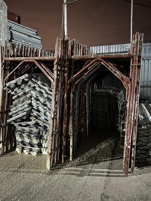 Vand diferite  modele de schela și popi