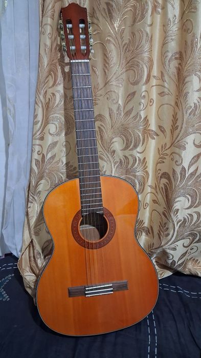 Продаётся гитара Yamaha s70