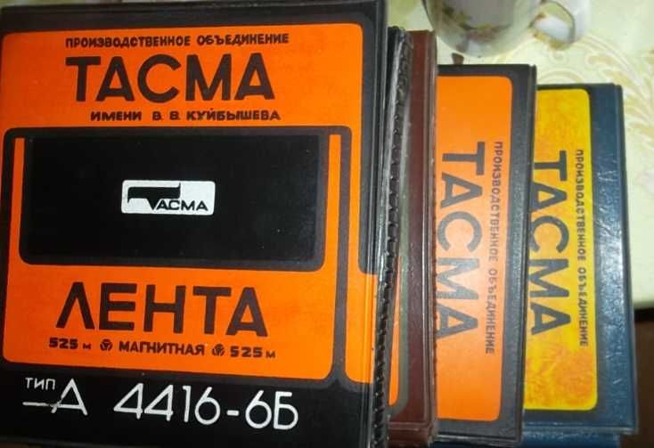 Футляры для катушек (бобин) магнитной ленты.