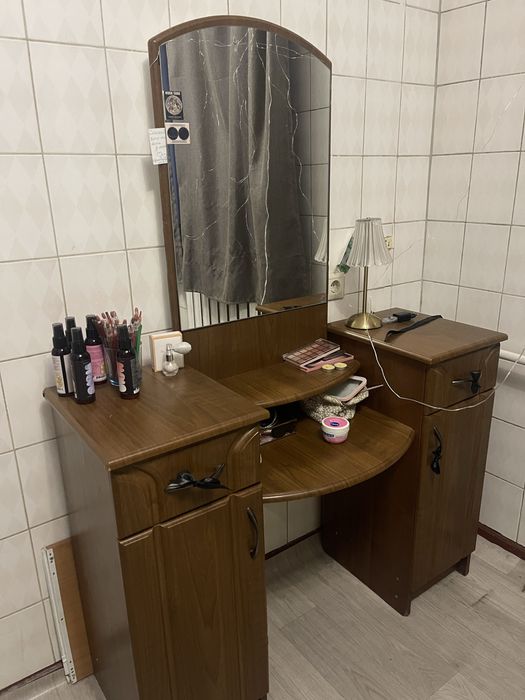 Туалетный столик отличный с табуреткой