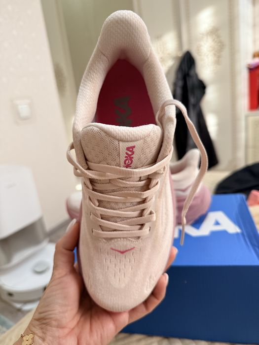 Продам срочно кроссовки  Hoka 37