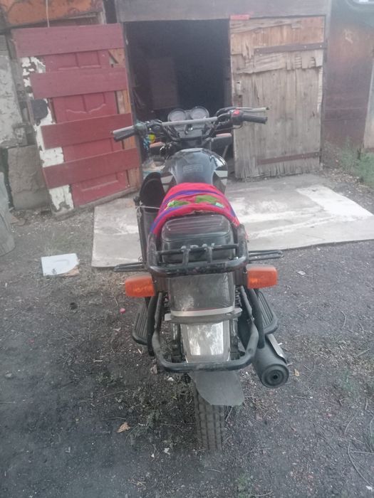 Адал мотацикл на ходу