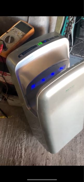 Стенен сешоар за ръце