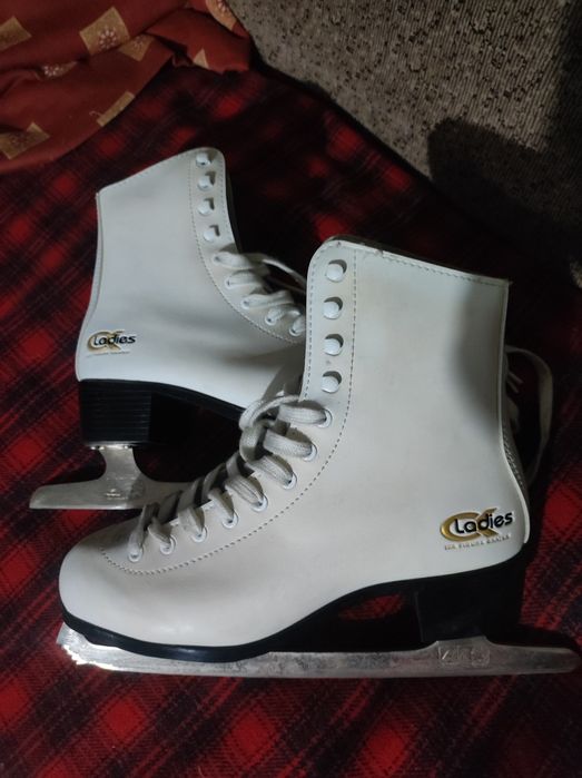 Коньки женские фигурные