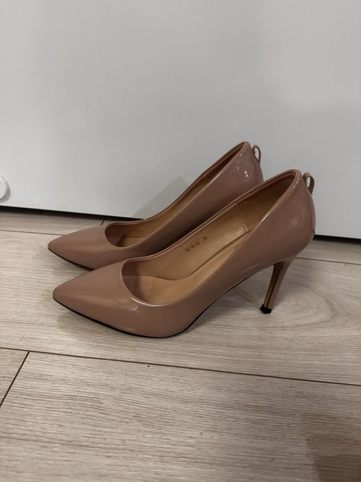 Туфли на каблуке молочные