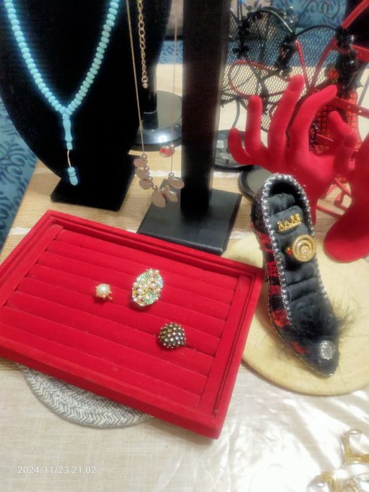 Маникены для витрина бижутерии