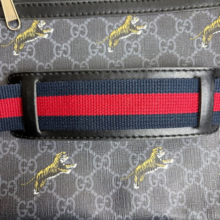Мъжка чанта Gucci GG Supreme Tiger Messenger