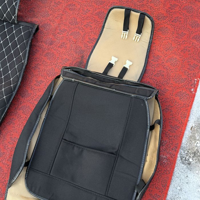 Комплект автомобильных чехлов.