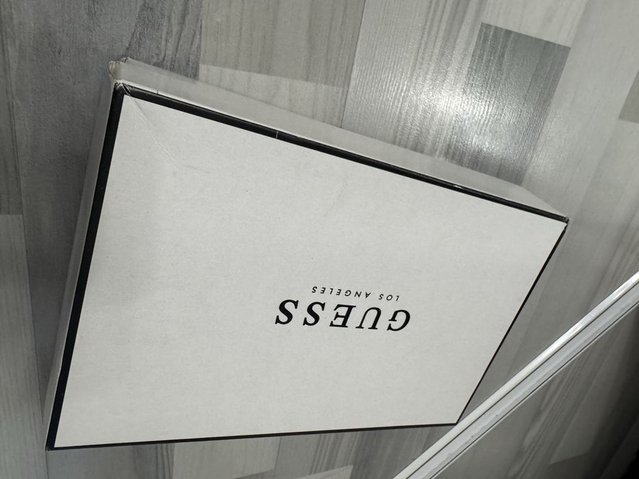 Продам кроссовки “GUESS”