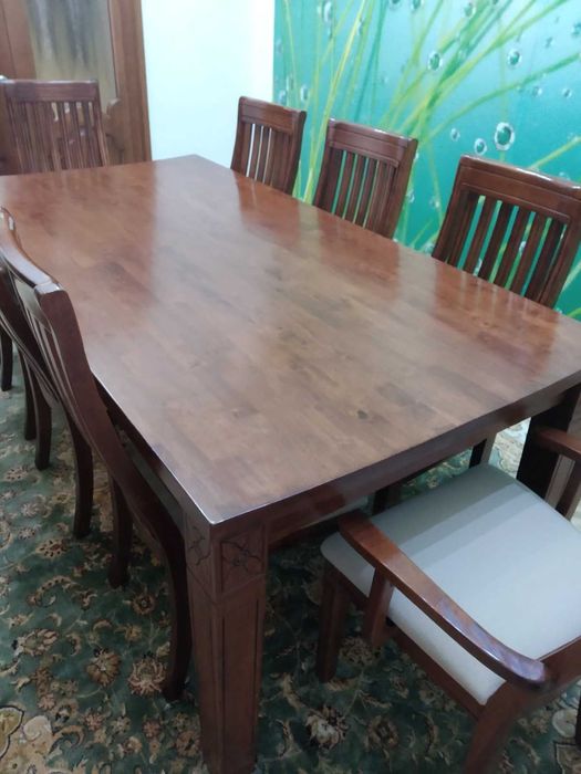 Продается стол со стульями и комод