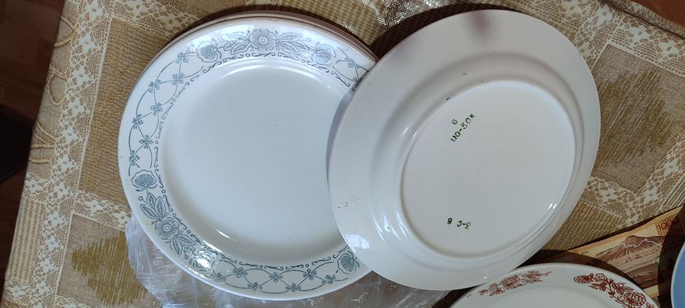 Тарелки виниажные и блюдца