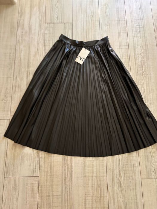 Красива черна пола солей ZARA сатен, кожа