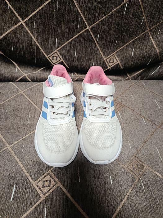 Adidaș. i Adidas