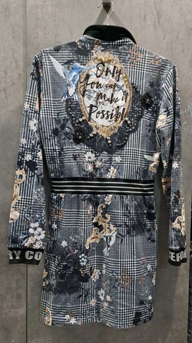 НОВА рокля с интересен релефен принт