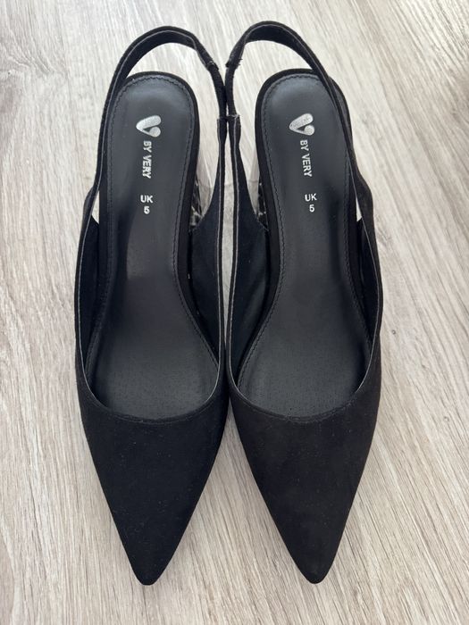 Черни Дамски обувки с интересен ток