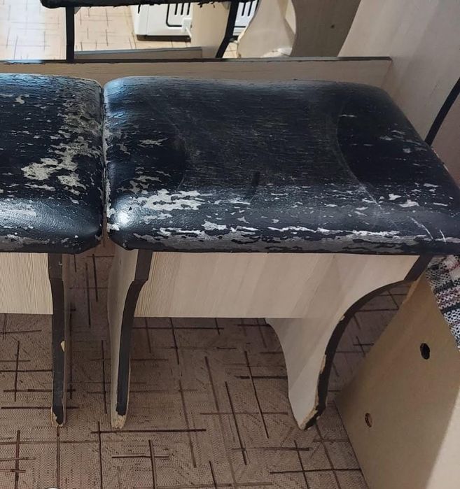 Кухонный стол и стулья сатылады.