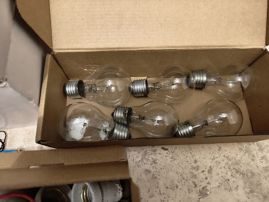 Dulii și becuri incandescente