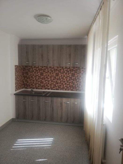 Închiriez apartament 3 camere pe str Stirbei Voda 158